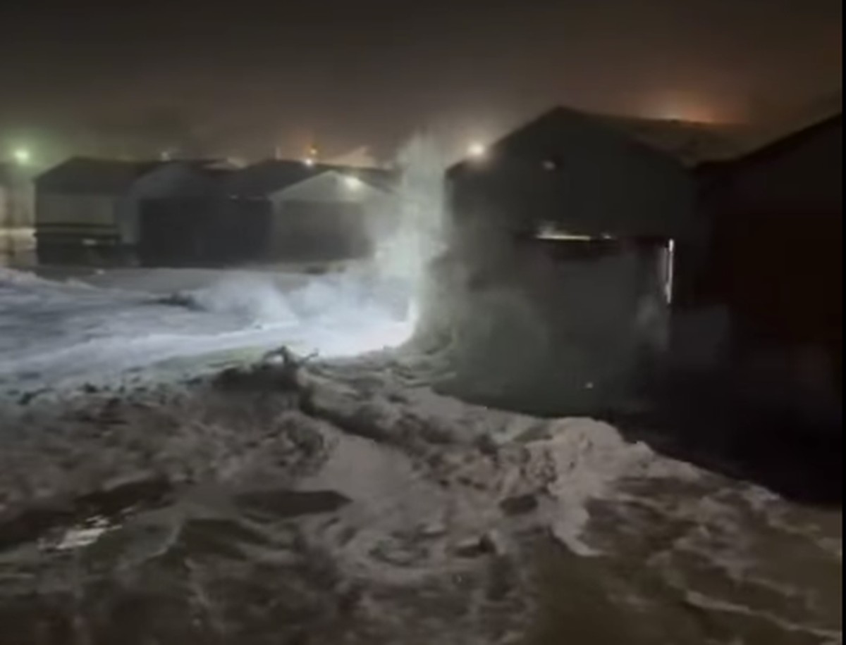 Ciclone extratropical provoca ressaca intensa no litoral brasileiro; veja vídeos Ciclone extratropical agita o mar e causa ressaca no litoral brasileiro (Foto: Reprodução/Facebook)