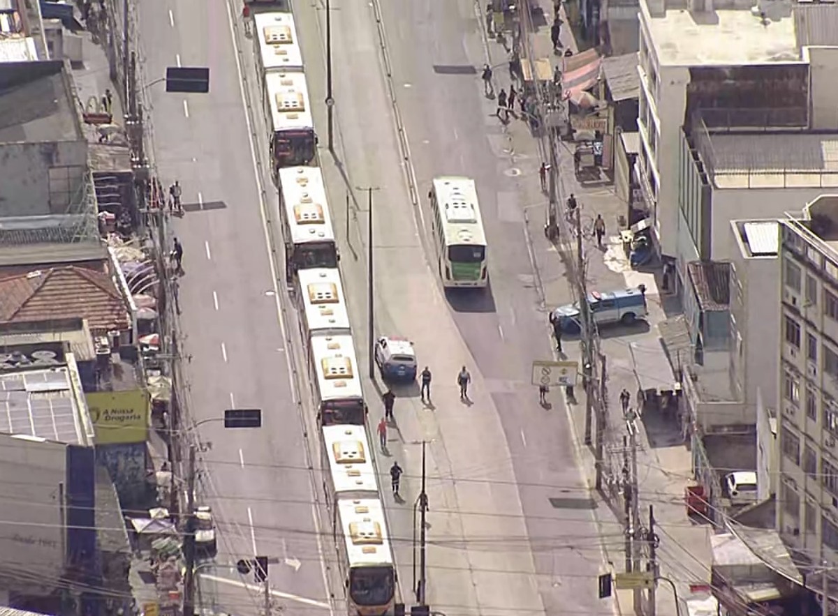 Rio registra 11 sequestros de ônibus por mês desde o início do ano Ônibus sequestrados em Madureira, na Zona Norte do Rio (Foto: Reprodução/TV Globo)
