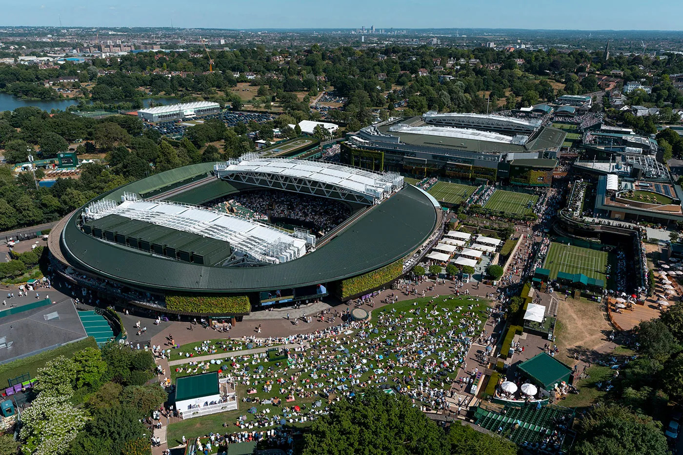 Wimbledon é o torneio de tênis mais prestigiado para britânicos e brasileiros Wimbledon é o torneio de tênis mais prestigiado para britânicos e brasileiros