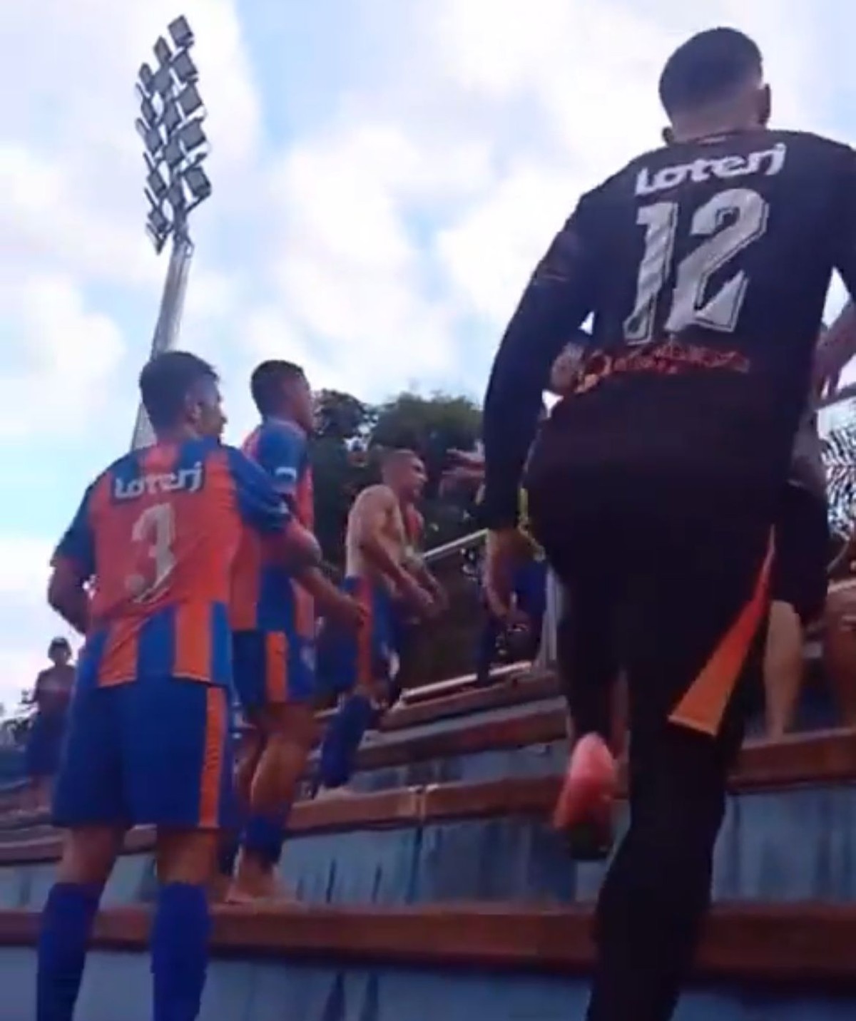 Jogadores do Duque de Caxias se envolvem em briga com torcedores após rebaixamento Jogadores do Duque de Caxias partem para cima dos torcedores (Foto: Reprodução)
