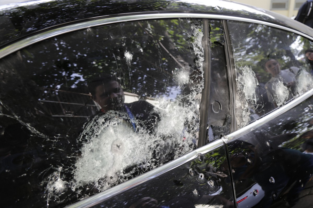 Lado esquerdo do carro de Vinicius Drumond foi alvo de mais de 30 tiros na Barra da Tijuca (Foto: Domingos Peixoto / Agência O Globo)