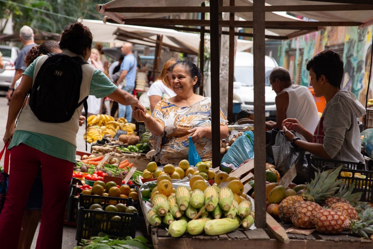 Nas feiras, já é possível ver o preço das frutas caírem, mas analistas dizem que o impacto das tarifas deve baratear mais os produtos. Perecíveis deverão ser os bens mais afetados pela incerteza criada por Trump — Foto: Júlia Aguiar / O Globo