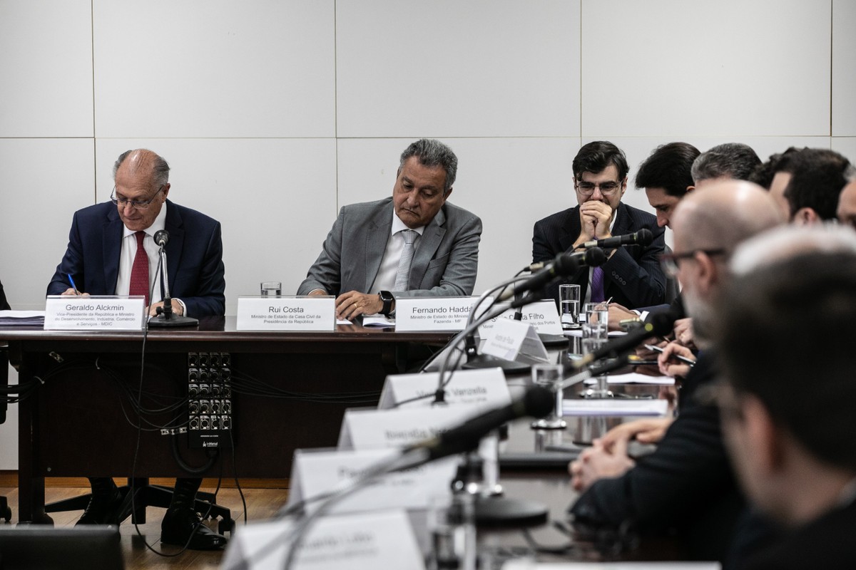 Tarifa de Trump impacta frigoríficos e 30 mil toneladas de carne ficam retidas nos EUA Geraldo Alckmin e Rui Costa participam de reunião com empresários sobre medidas contra tarifas de Trump ao Brasil (Foto: Brenno Carvalho / Agência O Globo)