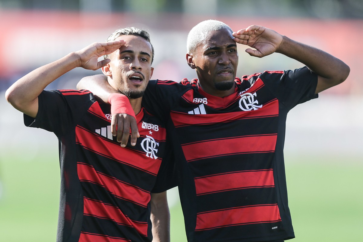 Matheus Gonçalves brilha em amistoso e pede chance no Flamengo após vitória sobre Bayer Matheus Gonçalves e Lorran comandam goleada do Flamengo sub-20 em amistoso contra o Bayer Leverkusen (Foto: Gilvan de Souza/Flamengo)