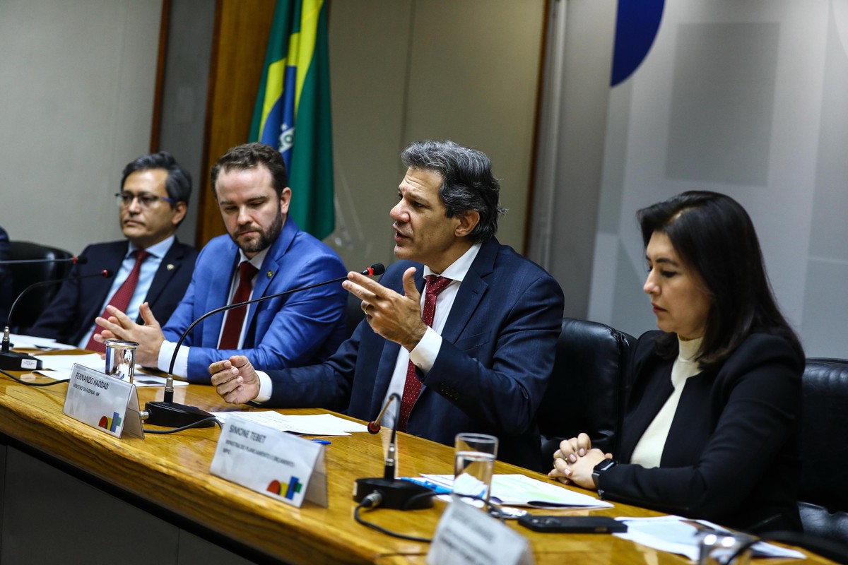 Governo anuncia redução de R$ 31,2 bilhões no congelamento de gastos públicos Os ministros Fernando Haddad (Fazenda) e Simone Tebet (Planejamento) apresentam o bloqueio no Orçamento de 2025 (Foto: Brenno Carvalho/Agência O Globo)