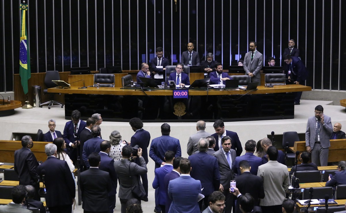 Parlamento ignora prioridades urgentes e se afasta da realidade atual Penário da Câmara vota projeto que muda licenciamento ambiental (Foto: Kayo Magalhães / Câmara dos Deputados)