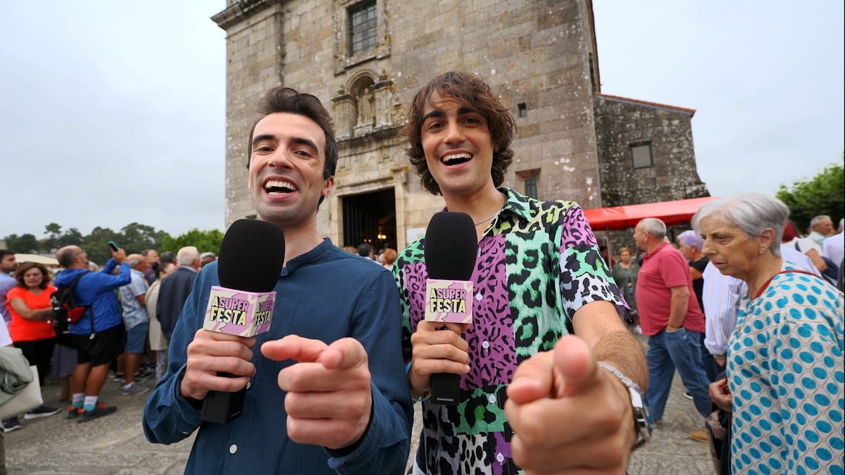 Bruno Vila (esquerda) e Borja Santamaría, dois dos Mozos de Arousa, em seu programa ‘A Superfesta’. (Foto: CRTVG)