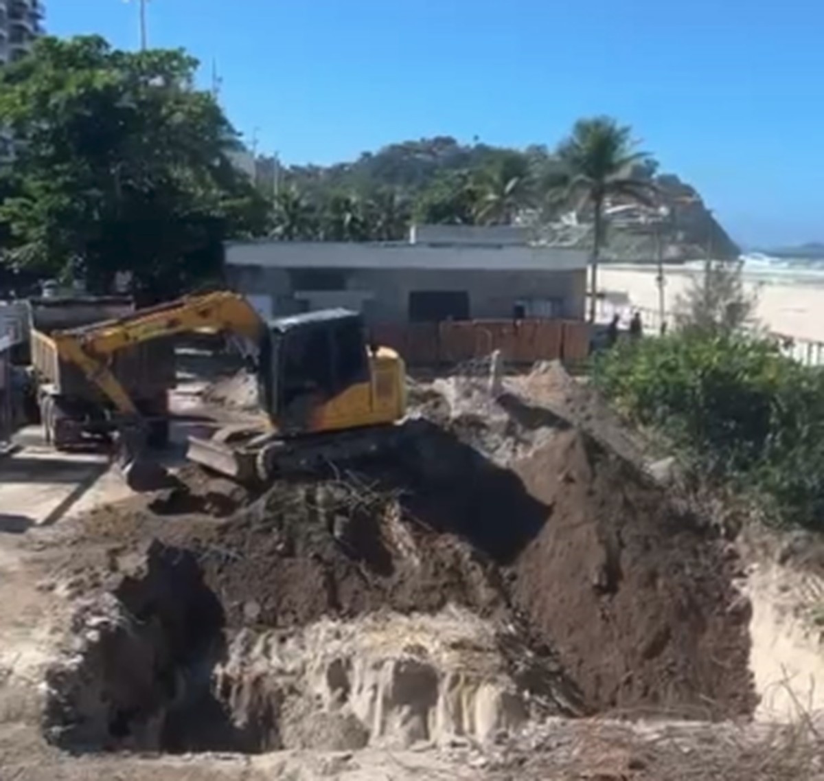 Corpo de Bombeiros inicia obra de R$ 15 milhões com muro e piscina na Praia da Barra A obra para a construção da piscina semiolímpica para uso dos bombeiros do 2° GMar, na Praia da Barra (Foto: Reprodução/Instagram)