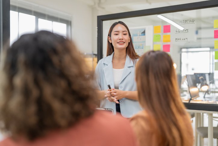 Liderança eficaz se baseia na educação e não na imposição de poder A liderança educadora não é uma teoria distante, é o caminho atual para construir organizações resilientes (Foto: whyframestudio/Getty Images)