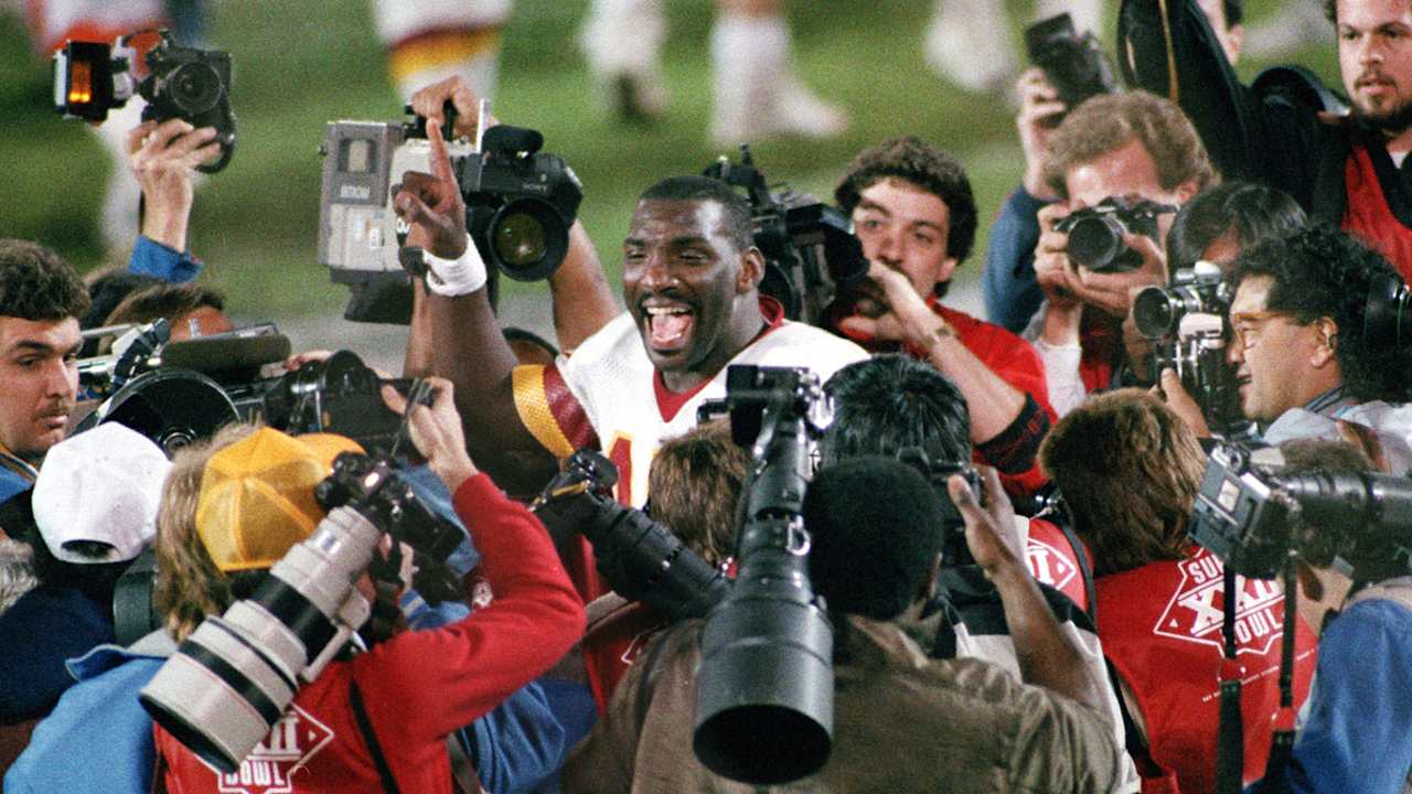 Commanders apresentam novos uniformes e capacetes da 'Era Super Bowl' Commanders apresentam novos uniformes e capacetes da 'Era Super Bowl'
