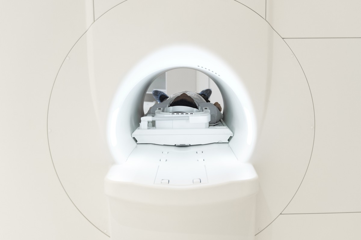 Homem morre após ser puxado para dentro de máquina de ressonância magnética nos EUA Máquina de ressonância magnética (Foto: Freepik)