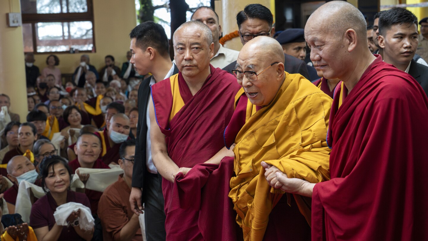 Dalai Lama celebra 90 anos e deseja viver mais de 130 anos com saúde
