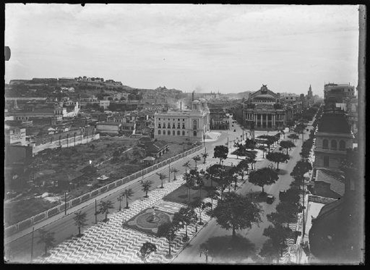 Fotografia mostra a Cinelândia ainda em construção. Em primeiro plano, a Praça Marechal Floriano ao fundo, os prédios do Conselho Municipal do Rio de Janeiro e do Theatro Municipal (Foto: Autoria não identificada/ Acervo IMS)