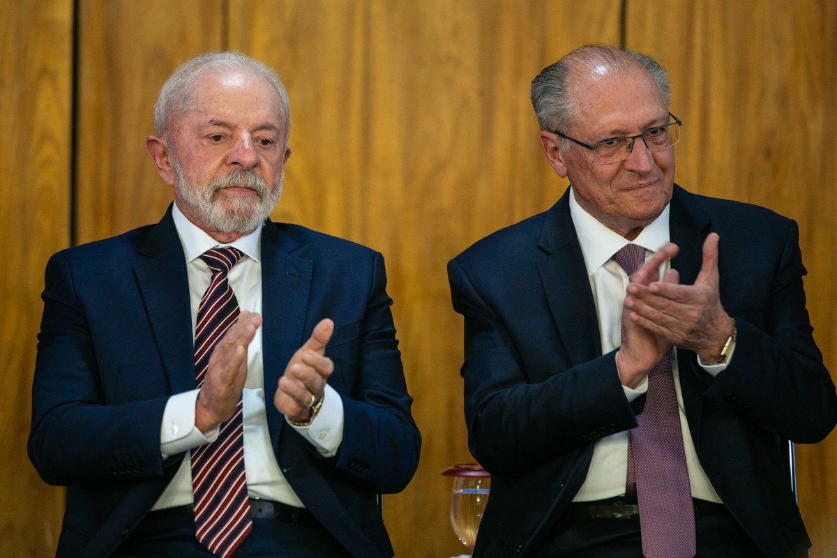 Governo prioriza negociações com EUA e adia retaliações comerciais Presidente Lula, Ministro da Fazenda, Fernando Haddad e Vice-presidente Geraldo Alckmin, participam de Sanção e regulamentação do Projeto de Lei Complementar (PLP) nº 167/2024, Programa Acredita Exportação no Palácio do Planalto. (Foto: Brenno Carvalho / Agência O Globo)