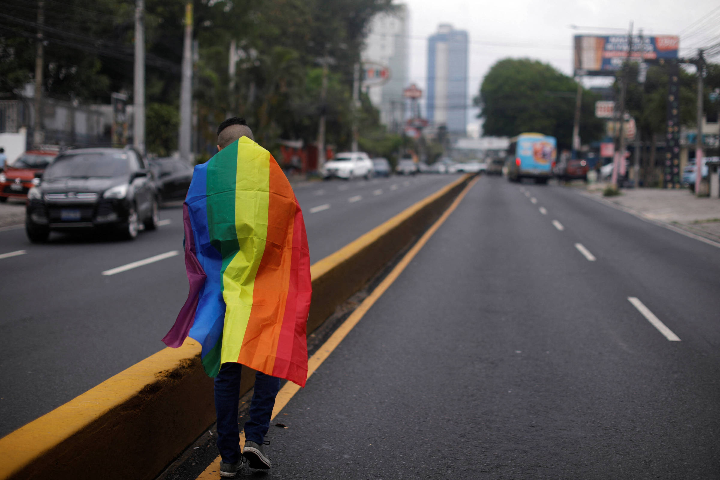 Reino Unido reconhece indenização histórica a vítima de exorcismo homofóbico Pessoa da comunidade LGBTQ+ participa de protesto em San Salvador (Foto: Jose Cabezas - 17.mai.25/Reuters)