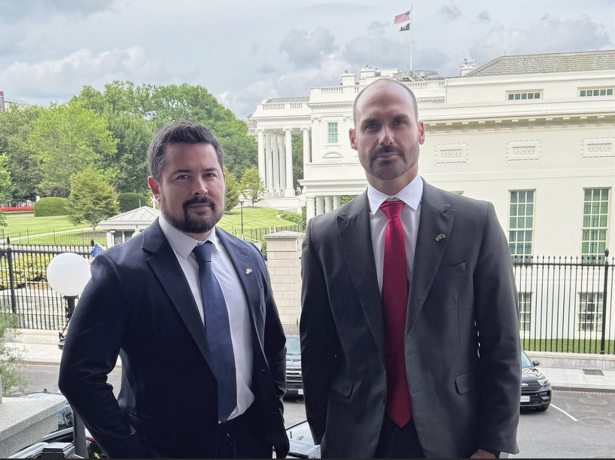 Eduardo Bolsonaro defende sanções a Moraes e menciona apoio de Trump Paulo Figueiredo (à esquerda) e Eduardo Bolsonaro (à direita) após reunião na Casa Branca (Foto: Reprodução)