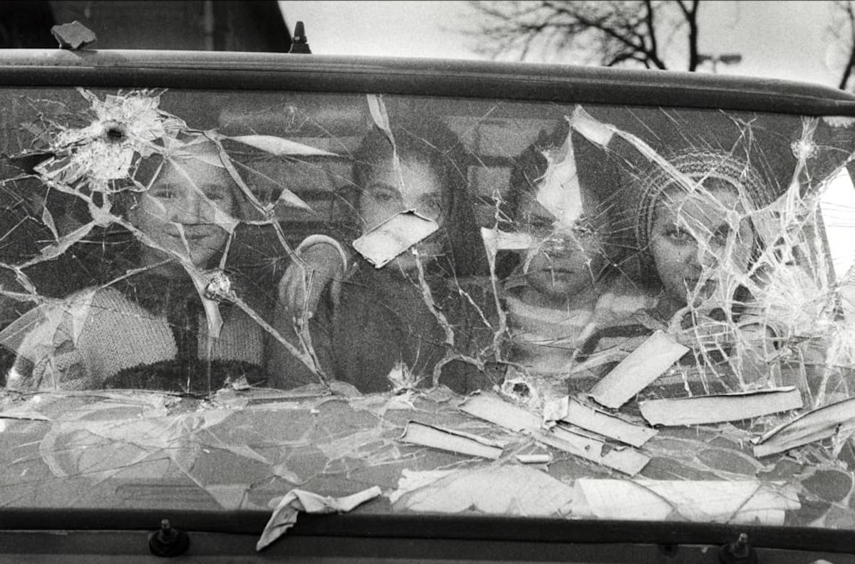 Gervasio Sánchez revela 40 anos de conflitos e critica a indústria da guerra Quatro meninas olham de dentro de uma furgoneta com o vidro quebrado em Sarajevo. (Foto: Gervasio Sánchez)