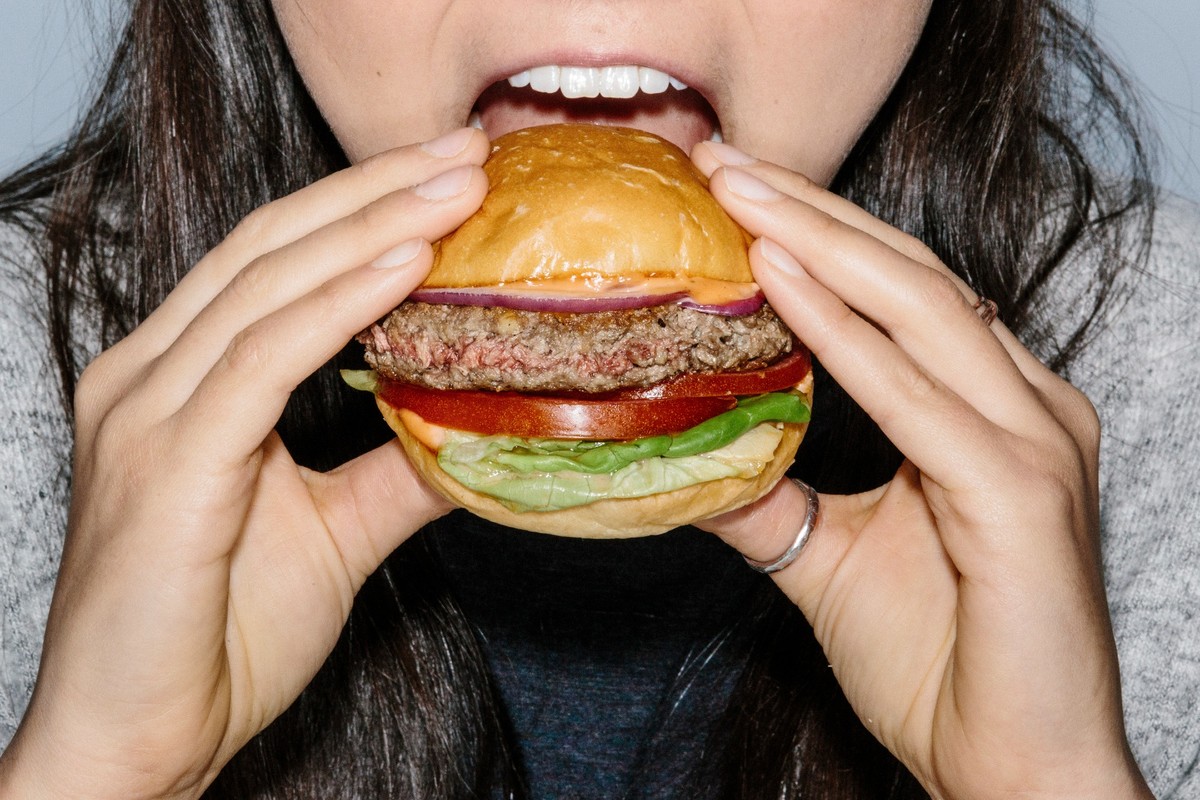 Tarifas de Trump elevam custos e impactam o bolso dos americanos Hambúrguer feito por rede americana de fastfood (Foto: Jason Henry/The New York Times)