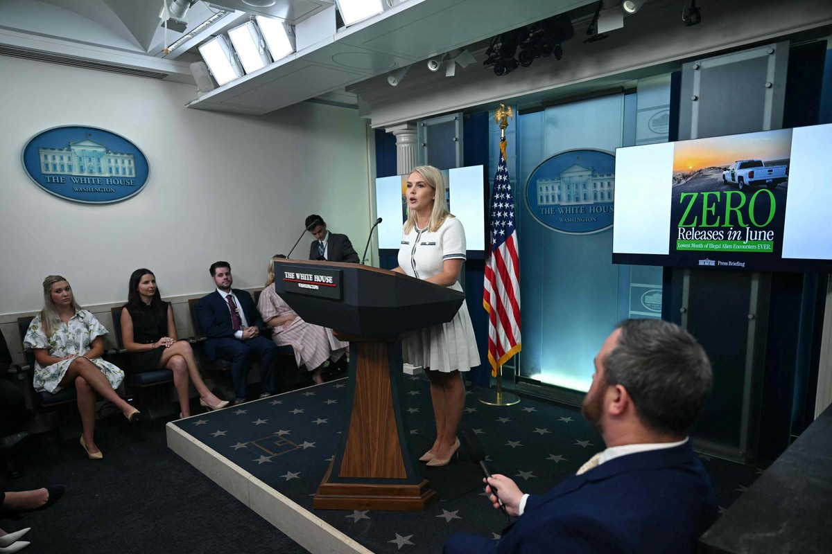 Casa Branca defende Trump e nega tentativa de domínio global após fala de Lula A porta-voz da Casa Branca, Karoline Leavitt, durante entrevista diária (Foto: Andrew Caballero-Reynolds/AFP)