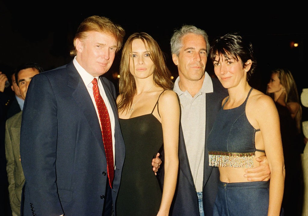 Maus tempos: fotos de Trump com Epstein (acima, com as namoradas na época, Melania e Ghislaine Maxwell) incomodam o presidente (Foto: Davidoff Studios/Getty Images)