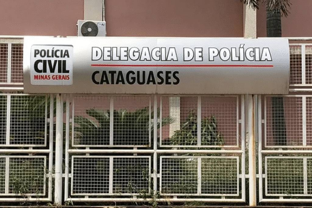 Mulher de 61 anos é suspeita de envenenar marido e enteado em Minas Gerais Delegacia da Polícia Civil de Cataguases, responsável por investigar o caso (Foto: Divulgação/Polícia Civil)