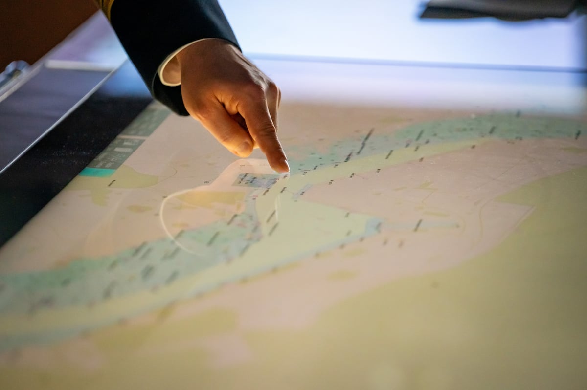 Megabuques enfrentam pânico no mar e ameaçam o comércio global Uma carta náutica digital no ponte de comando de um portacontenedores alemão. (Foto: Jonas Walzberg/ (Picture alliance / Getty Images))