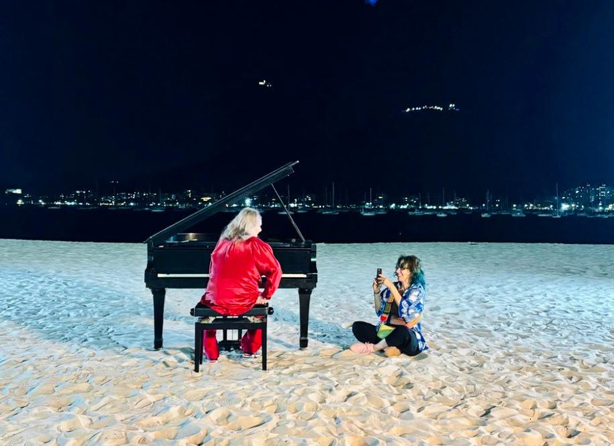 Angela Ro Ro apresenta cena inédita tocando piano de João Donato na Praia de Botafogo Angela Ro Ro em gravação de documentário que leva seu nome na Praia de Botafogo (Foto: Divulgação)