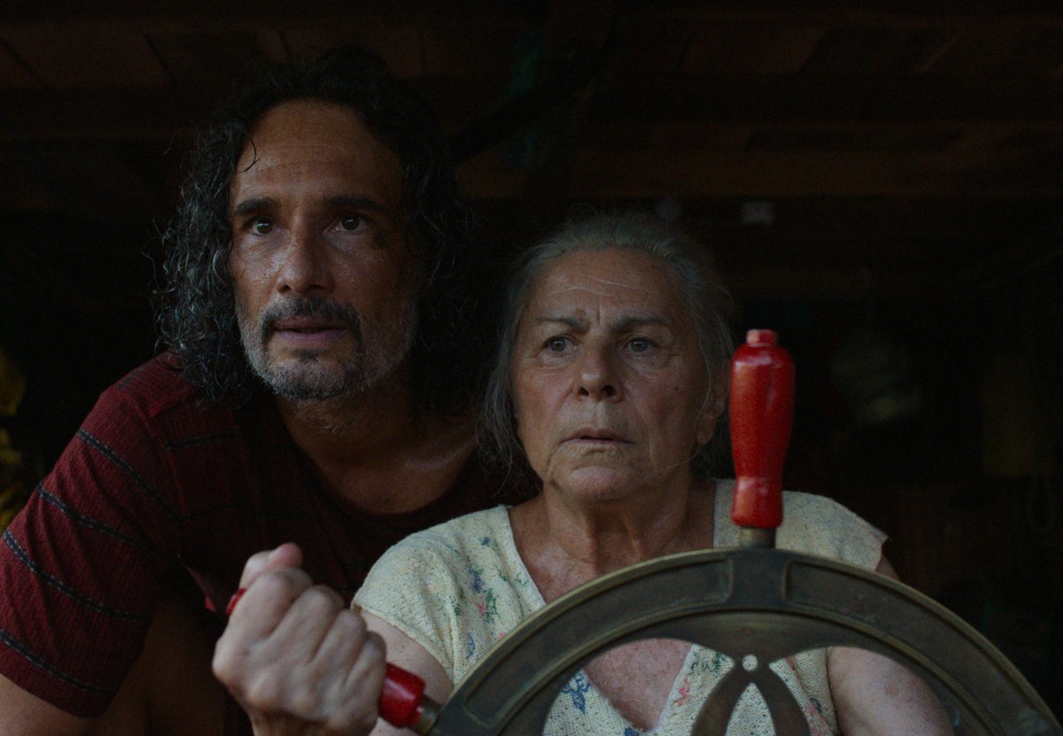 Festival de Gramado 2025 prestará homenagem a ícones do cinema brasileiro Rodrigo Santoro e Denise Weinberg em cena de 'O último azul' (Foto: Guillermo Garza / Divulgação)
