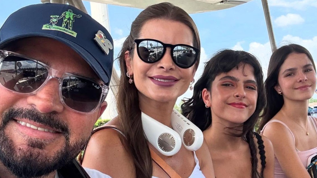 Luciano aproveita dia de parque nos EUA com esposa e filhas gêmeas Filhas gêmeas de Luciano Camargo aparecem durante férias em família — Foto: Reprodução/ Instagram