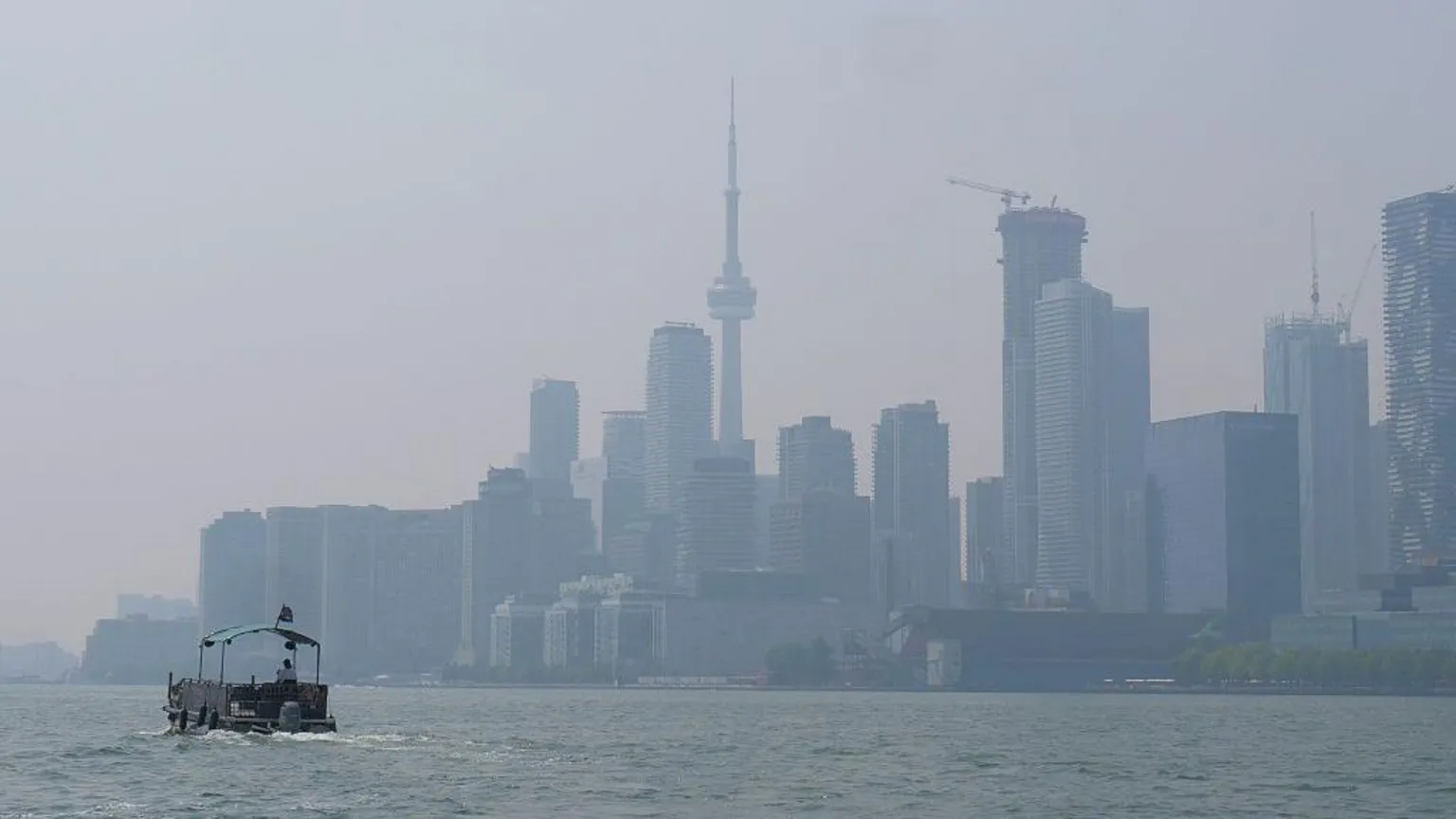 Alertas de qualidade do ar são emitidos no Canadá e nos EUA devido a incêndios florestais A fumaça dos incêndios cobriu o horizonte de Toronto na segunda-feira, onde a qualidade do ar estava entre as mais baixas do mundo - Foto: Getty Images