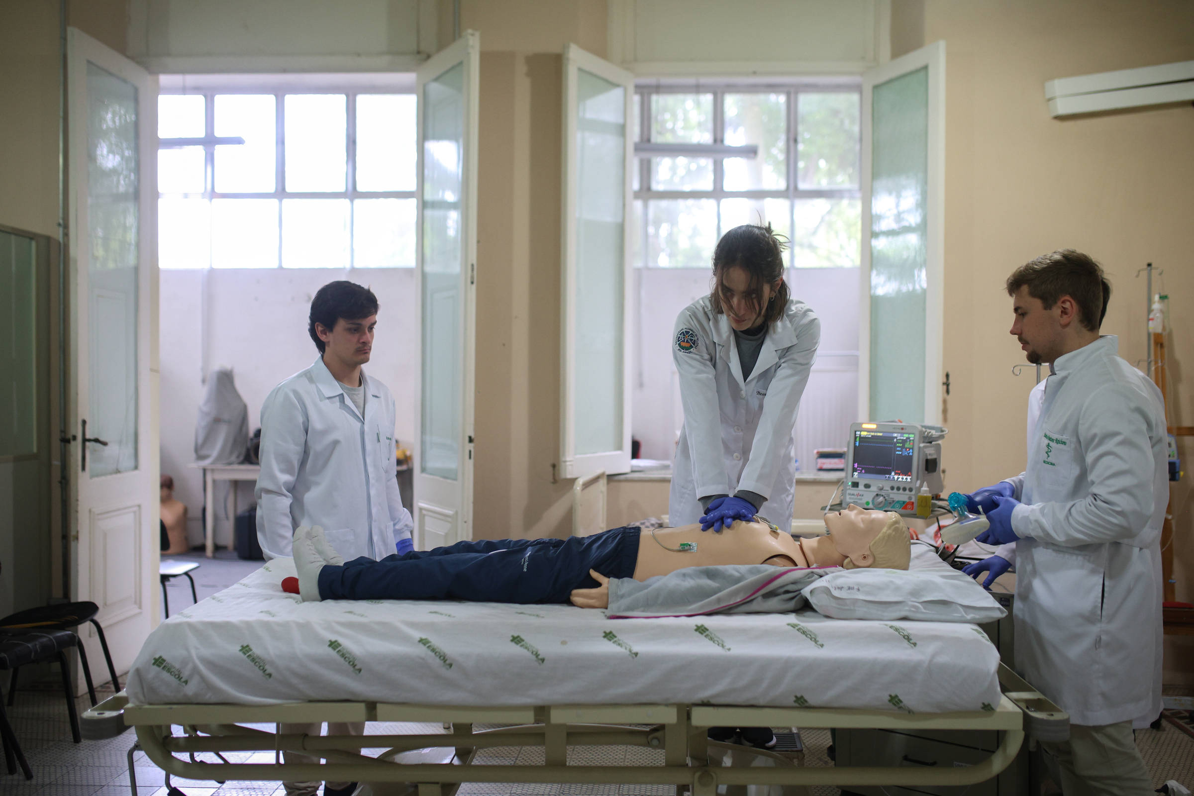 Formação médica ética promove saúde e bem-estar para a sociedade Alunos do curso de medicina da Universidade Federal de Pelotas (UFPel) (Foto: Anselmo Cunha - 7.out.24/Folhapress)