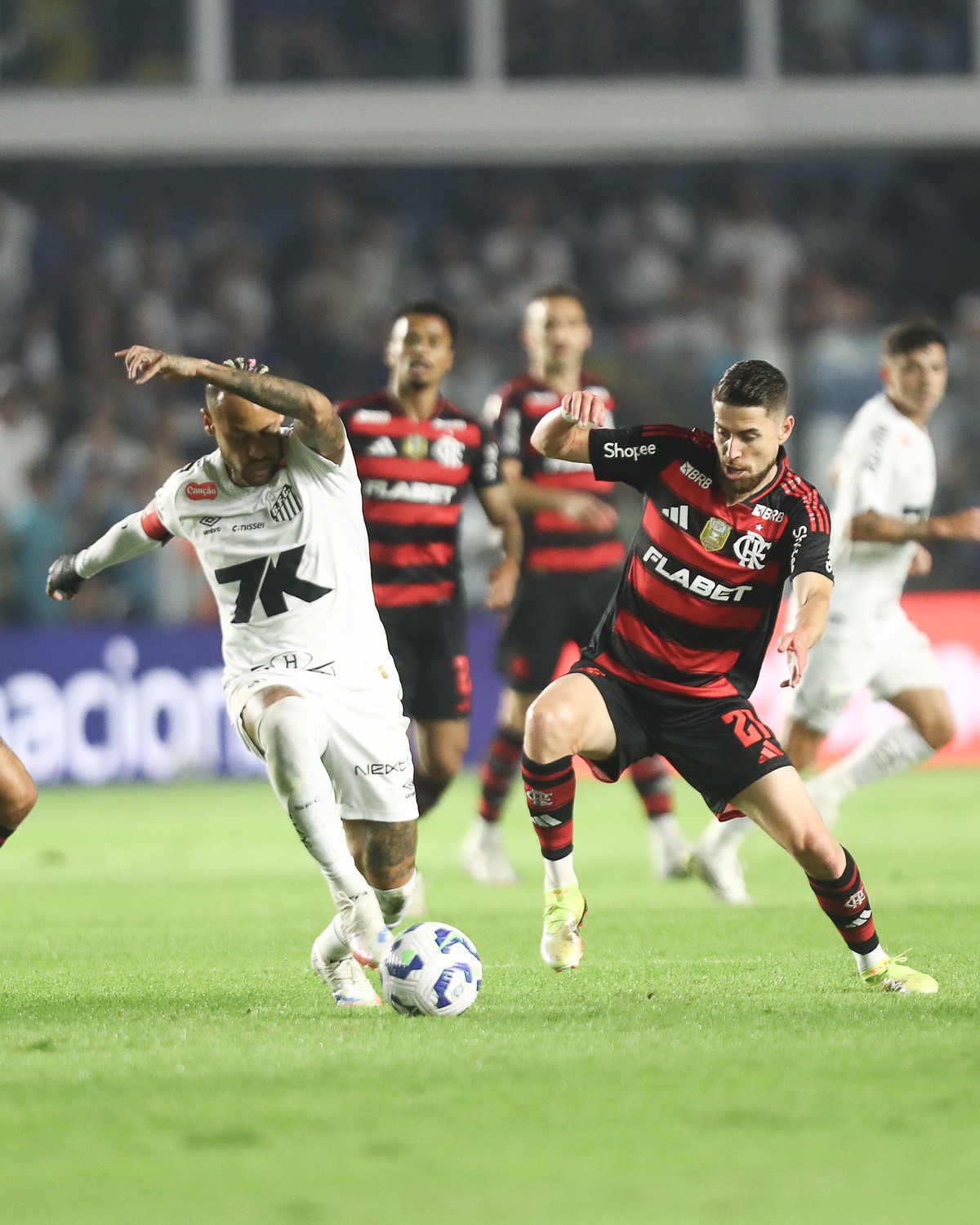 Neymar brilha e garante vitória do Santos contra o Flamengo em grande partida Neymar e Jorginho disputando a bola em confronto do Santos e Flamengo (Foto: Gilvan de Souza/Flamengo)