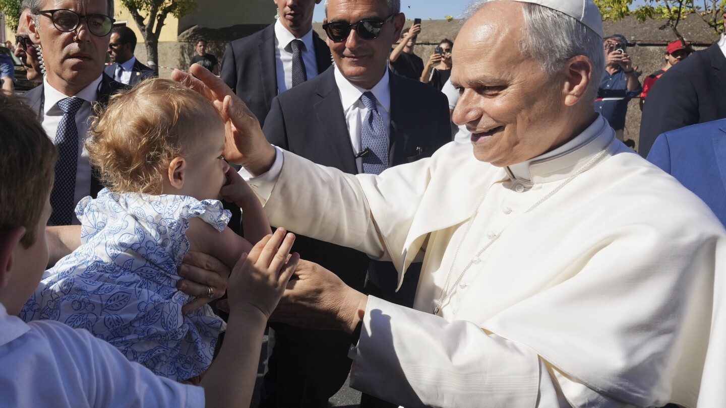 Papa Leão XIV retoma tradição e chega a Castel Gandolfo para férias restauradoras
