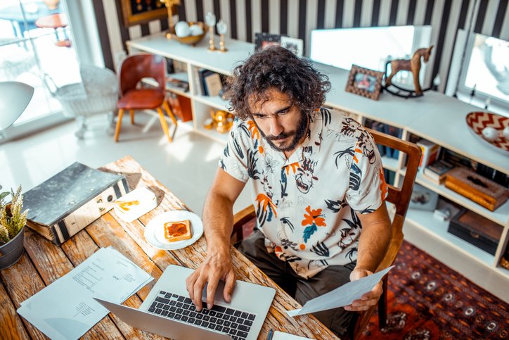 Close up de um jovem trabalhando em seu laptop em casa (Foto: Marko Geber/Getty Images)