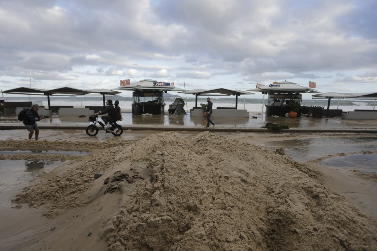 Acúmulo de areia causada pela ressaca no Leblon (Foto: Domingos Peixoto)