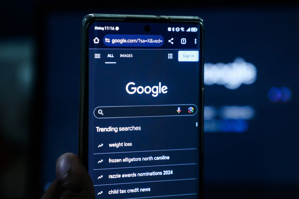 Google lança resumos de notícias gerados por IA no Discover para iOS e Android Atualização ocorre enquanto várias publicações, como The Wall Street Journal, Yahoo, Bloomberg e USA Today, estão experimentando o uso de IA em seus sites (Foto: Thilina Kaluthotage/Getty Images)