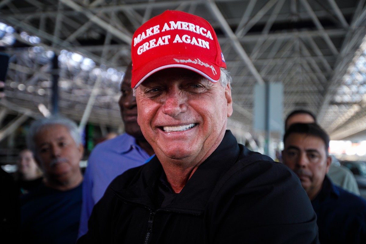 Bolsonaro com boné do 'MAGA', movimento de Trump (Foto: Brenno Carvalho / Agência O Globo)