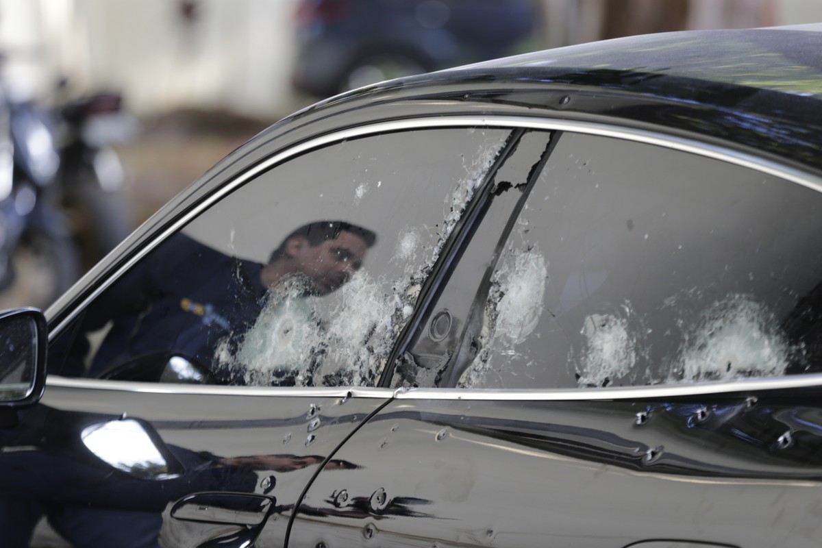 Câmeras mostram detalhes do atentado contra herdeiro do jogo do bicho no Rio Porsche Taycan de Vinicius Drumond foi levada para a Delgacia de Homicídios, na Barra da Tijuca (Foto: Domingos Peixoto / Agência O Globo)