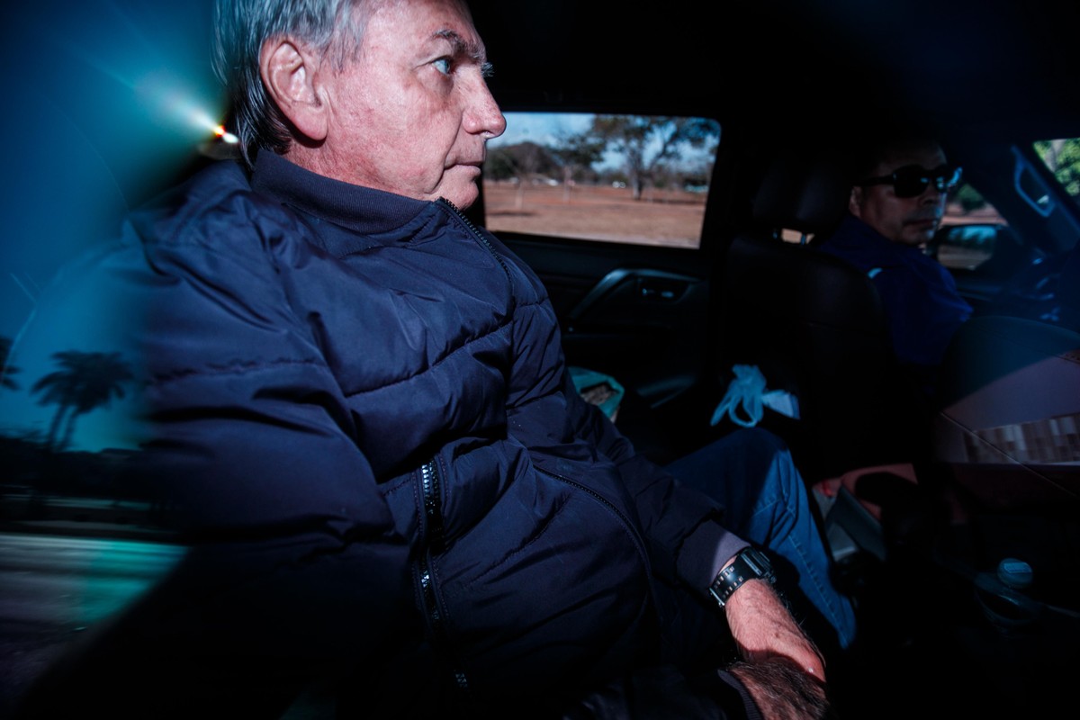 Moraes considera declarações de Bolsonaro como confissão de crimes e ameaça ao STF Jair Bolsonaro a caminho de prédio da Polícia Federal (PF) para colocar tornozeleira (Foto: Brenno Carvalho/Agência O Globo)