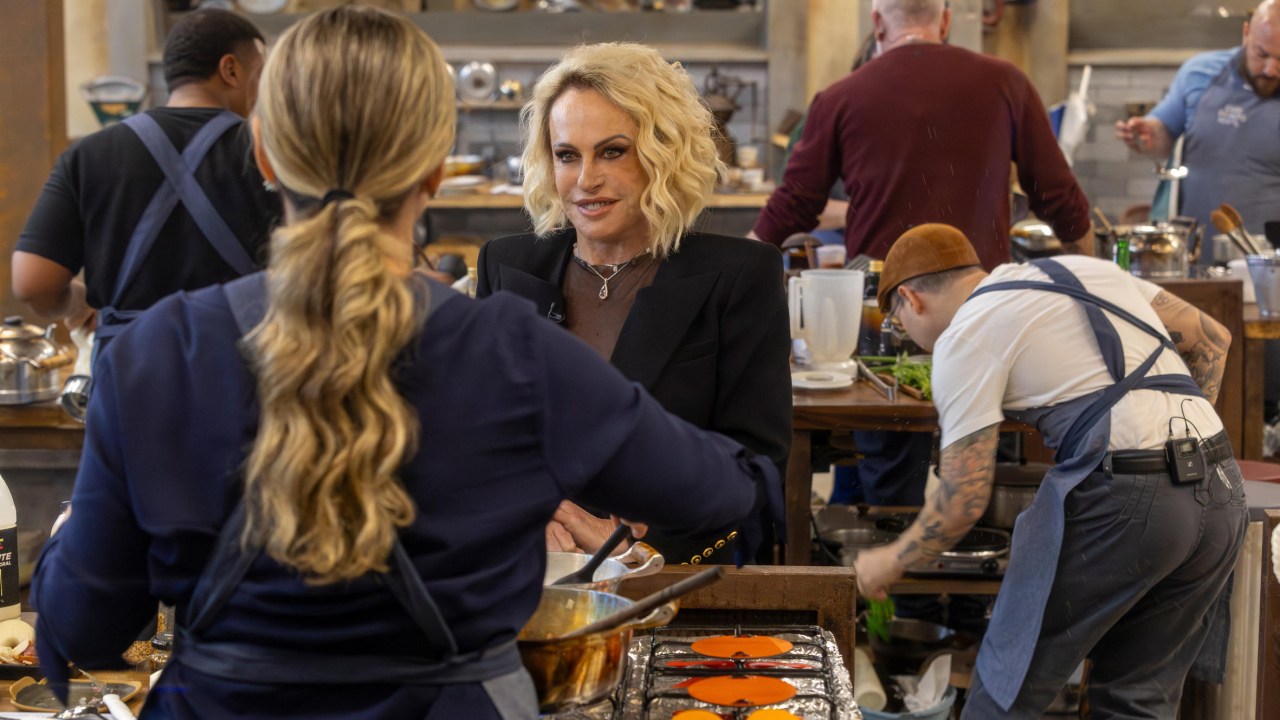 Ana Maria Braga participa como convidada especial no 'Masterchef' da Globo Ana Maria Braga com participantes durante prova do 'Chef de Alto Nível', reality da Globo (Foto: Beto Roma/TV Globo)