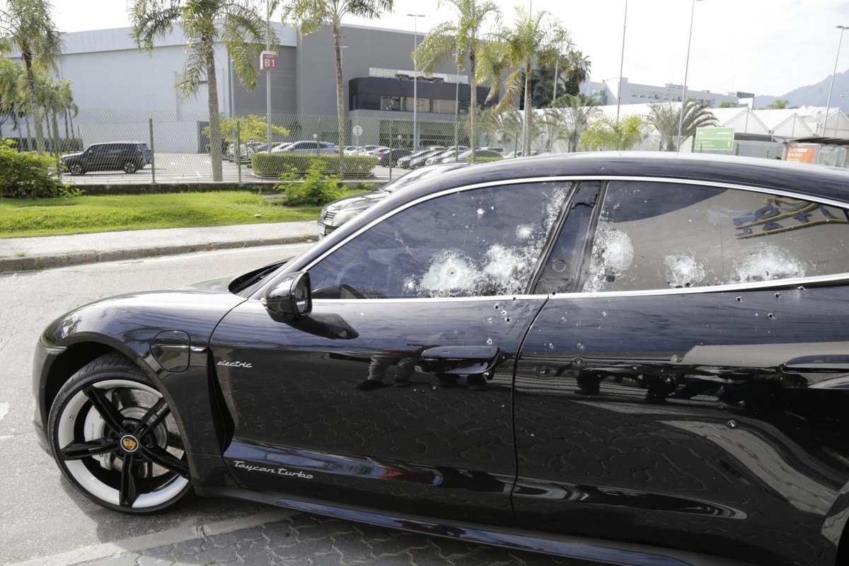 Barra da Tijuca se torna palco frequente de atentados a bicheiros Porsche de Vinicius Drumond tem marcas de tiros na lateral, inclusive na janela do motorista (Foto: Domingos Peixoto/11-7-2025)