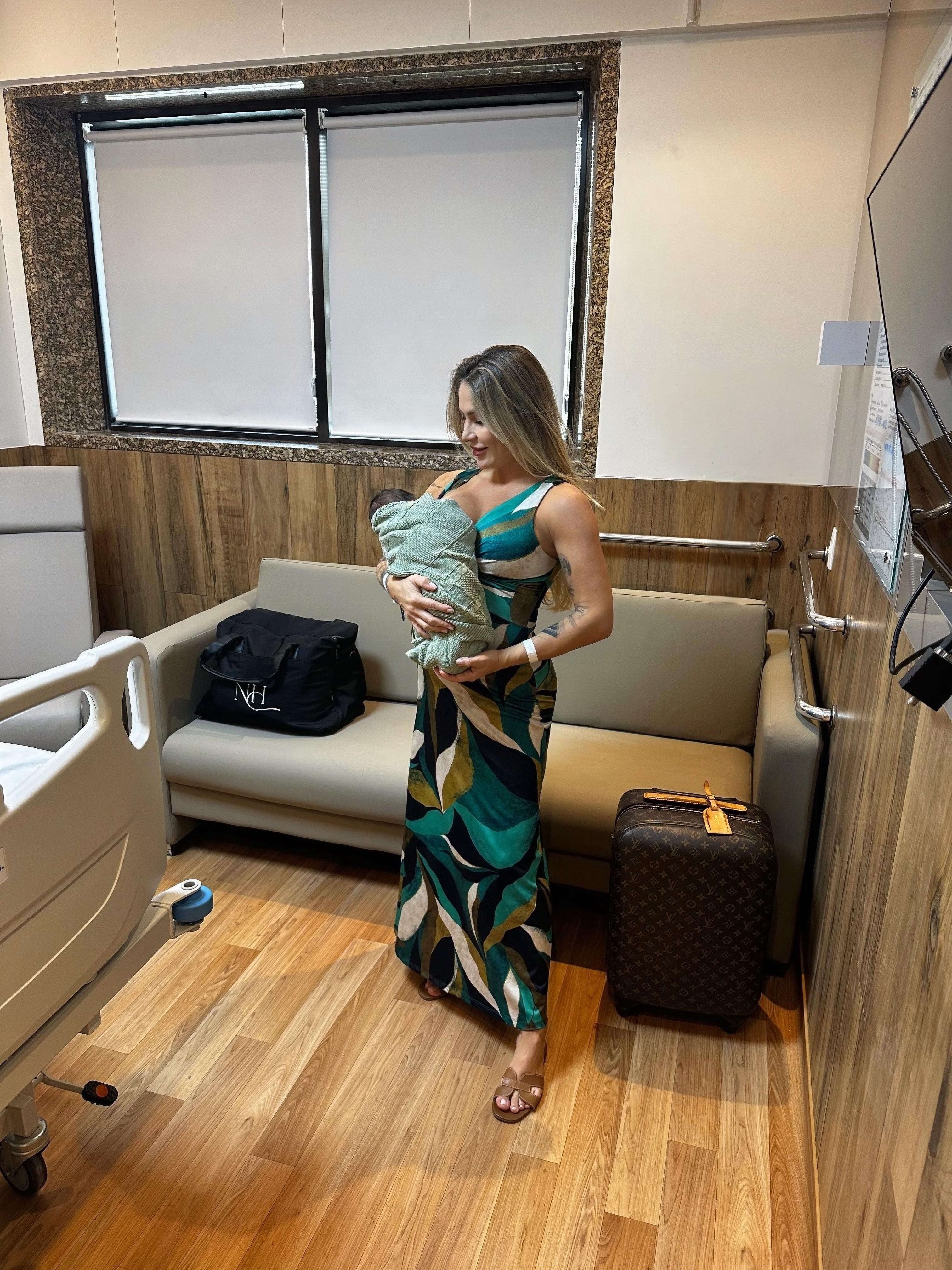 Renata Dávila celebra nascimento do segundo filho e exibe felicidade nas redes sociais Foto: Reprodução