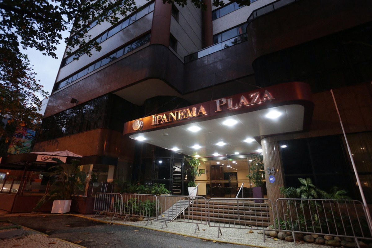 Ipanema Plaza é declarado de utilidade pública e será leiloado como hotel Fachada do antigo hotel Ipanema Plaza, numa das esquinas mais valorizadas do bairro — Foto: Márcio Alves