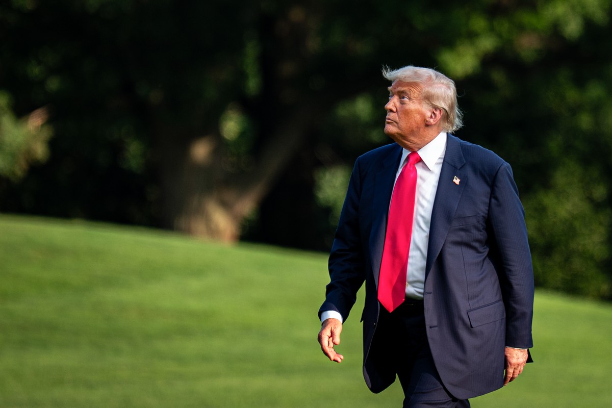 Trump pode implementar tarifas sobre medicamentos e chips até o fim do mês Donald Trump afirmou que provavelmente irá impor tarifas sobre produtos farmacêuticos já no fim deste mês (Foto: Al Drago/Bloomberg)