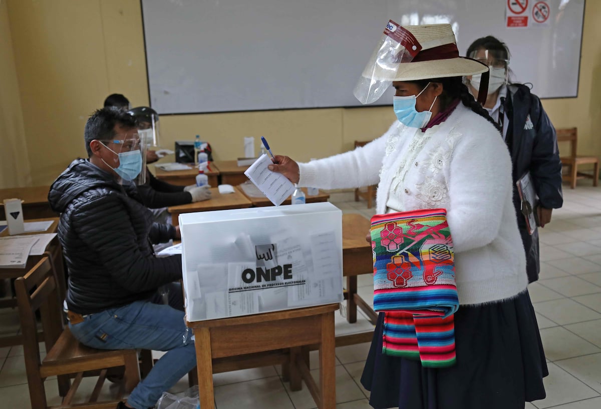 Uma mulher exerce seu direito ao voto durante as eleições presidenciais de 2021 em Cusco, Peru. (Foto: Stringer/EFE)