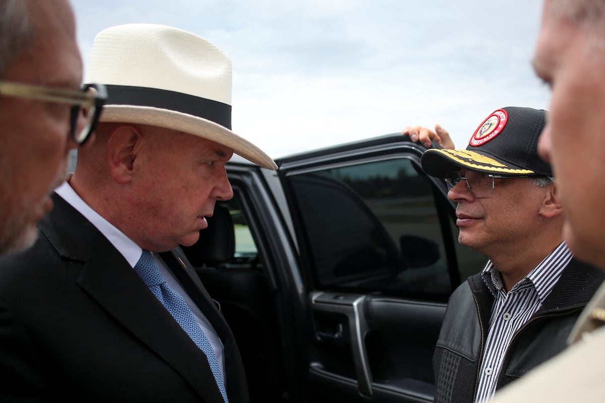 John McNamara e Gustavo Petro, em Rionegro, Colômbia, no dia 9 de julho de 2025. (Foto: Juan David Duque/REUTERS)