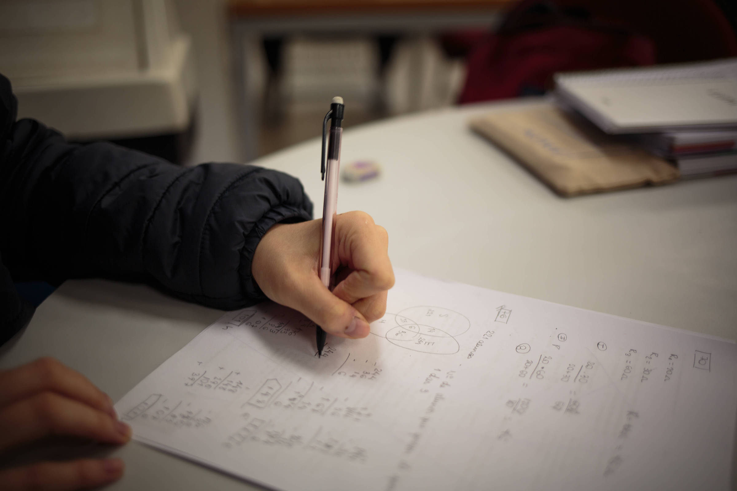 Aluno de cursinho em São Paulo resolve exercícios de matemática (Foto: Jardiel Carvalho - 16.abr.25/Folhapress)