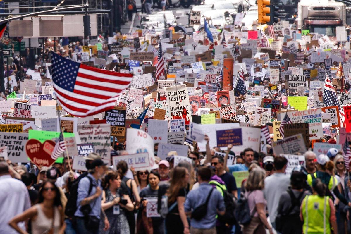Trump envia imigrantes para a Suazilândia e gera revolta entre a população local Pessoas marcham em um protesto intitulado 'Proteja os Migrantes, Proteja o Planeta', na cidade de Nova York (Foto: Kena Betancur/AFP)