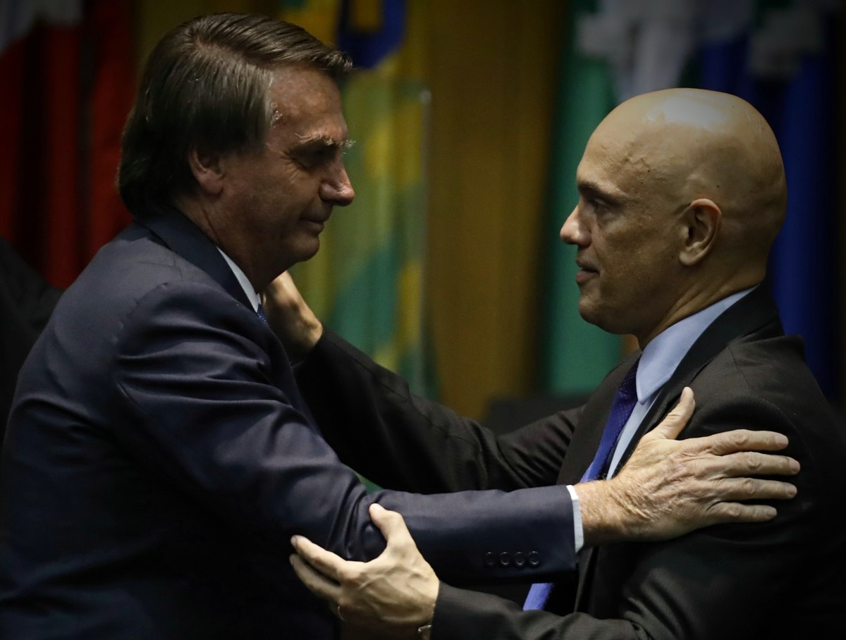 O presidente Jair Bolsonaro cumprimenta o ministro Alexandre de Moraes em evento no TSE (Foto: Cristiano Mariz/Agência O Globo)