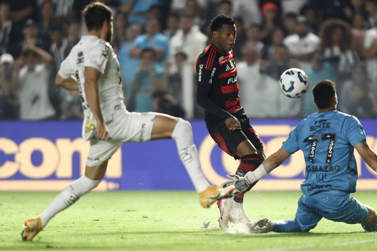 Flamengo permite que Neymar decida e sofre derrota inesperada para o Santos Plata perdeu algumas boas chances diante de Gabriel Brazão (Foto: Gilvan de Souza/Flamengo)